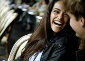 Mira cómo se ríe una chica con su novio y cómo se ríe con sus amigas – VIDEO