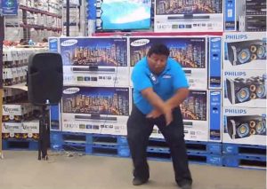 Mira a este simpático gordito bailar en un super mercado ‘El baile del serrucho’ (VIDEO)