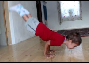 Un niño de 5 años es capaz de relizar flexiones con los brazos de forma impresionante (VIDEO)