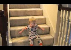 Bebé aprende a bajar escaleras de forma curiosa antes de poder caminar (VIDEO)