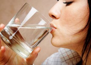 ¿Sabes cuánta agua tienes que beber para adelgazar?