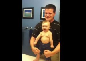 Esta bebé de 8 meses de nacida presume de su fuerza con su padre (VIDEO)