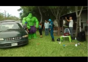 ‘El increíble Hulk’ sufre increíble caída durante fiesta infantil (VIDEO)