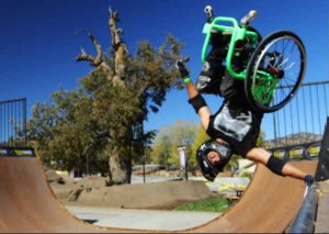 Un hombre practica deportes extremos sobre su silla de ruedas (VIDEO)