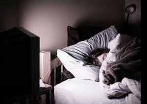 ¿Sabías que dormir con la televisión encendida no ayuda a bajar de peso?