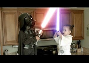 Tiernos niños juegan como si fueran ‘Jedis’ de la película Star Wars (VIDEO)