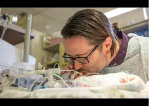 Mira el enternecedor canto que le dedica un padre a su pequeño recién nacido (VIDEO)