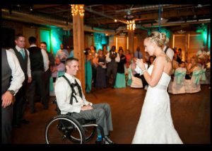 Emotivo: Un novio parapléjico se pone de pie en su boda para complacer a su novia