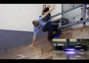 Mira lo que sucede cuando un skater profesional se sube a una patineta voladora
