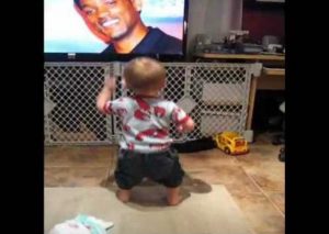 Pequeño bebé se emociona y baila cada vez que ve en la TV a Will Smith (VIDEO)