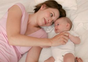 Estudio muestra peligroso error que cometen padres al dormir a sus bebés