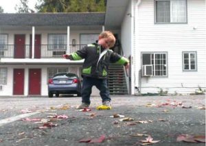 Un niño de 3 años sorprende al mundo por su impresionante talento para el baile (VIDEO)