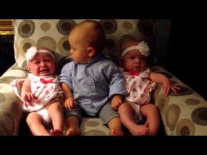 Mira la graciosas y tierna reacción de un bebé al conocer a mellizas (VIDEO)