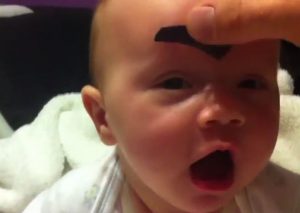 Video revela qué hace un padre para divertirse con su bebé (VIDEO)
