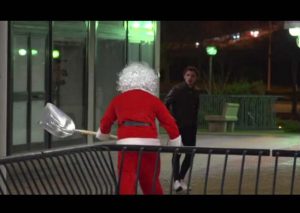 ¿Ya viste lo que es capaz de hacer Papa Noel con las personas que no se portaron bien? Mira la broma (VIDEO)