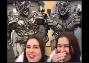 Una chica se quiere tomar una foto con un ‘transformer’ y este tuvo una inesperada reacción (VIDEO)