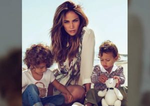 Jennifer Lopez se prepara para Navidad al lado de sus hijos (FOTO)