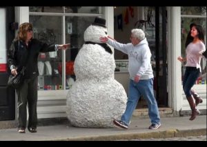 Mira la broma del ‘muñeco de nieve’ viviente (VIDEO)
