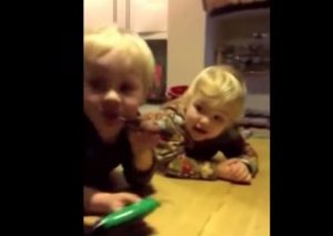 Niños reciben un plátano y una cebolla de regalo y dan una gran lección en Navidad (VIDEO)