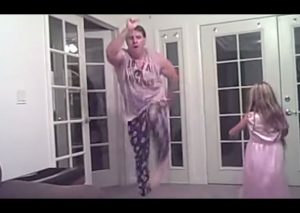 Mira que vergonzoso puede ser ver a tu papá bailando (VIDEO)