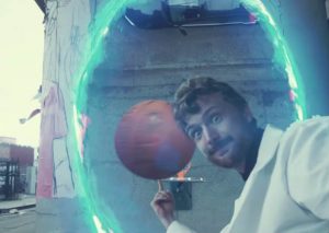 ¡Asombroso! Dos científicos juegan baloncesto usando un portal del tiempo (VIDEO)