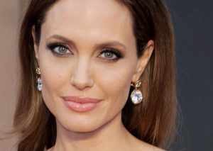 Filtran fotos de Angelina Jolie con look de ‘Doña Florinda’ (FOTOS)