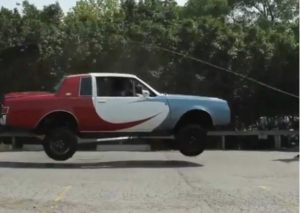 ¡Impresionante! Un auto es capaz de saltar la soga – VIDEO