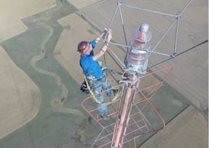 Hombre cambia foco de antena de TV a más 450 metros de altura y se toma un ‘selfie’ (VIDEO)