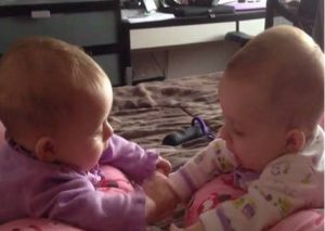 Mira el tierno encuentro que protagonizaron dos gemelas recién nacidas (VIDEO)