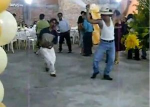Dos hombres algo bebidos dieron un memorable espectáculo de baile (VIDEO)