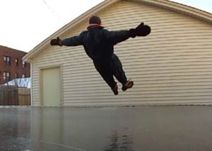 Un hombre congela su trampolín y realiza un salto espectacular en el (VIDEO)