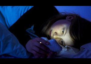 ¿Sabes qué consecuencias trae dormir con el celular al lado?
