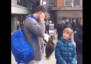 Cristiano Ronaldo se viste de mendigo para sorprender a un niño en la calle (VIDEO)