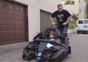Un bebé se pasea en su asombroso coche de Batman (VIDEO)