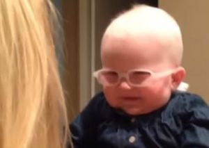Mira la tierna reacción de una bebé al ver a su madre por primera vez (VIDEO)