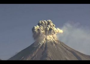 Mira el impresionante ‘time lapse’ de la erupción del volcán Colima (VIDEO)