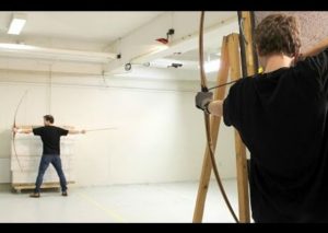 Mira de lo que es capaz de hacer este hombre con su arco y unas cuantas flechas (VIDEO)