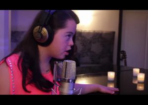 Conmovedor: niña con Síndrome de Down sorprende al mundo cantando – VIDEO