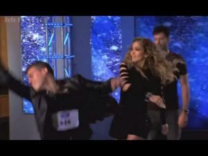 Jennifer Lopez ‘golpea’ a participante de American Idol (VIDEO)