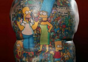 Hombre tiene 203 tatuajes de ‘Los Simpson’ en el cuerpo