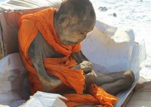 Momia medita en posición de loto desde hace 200 años (FOTO)
