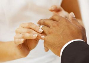 ¡Insólito! Mujer se casó con invitado de su boda porque novio enfermó