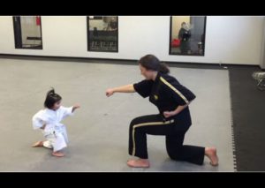 Youtube: tierna niña experta en artes marciales alborota las redes sociales (VIDEO)