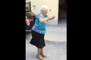 Mira cómo esta tierna ‘abuelita’ salta la cuerda (VIDEO)