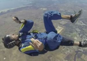 Se lleva el susto de su vida al sufrir ataque mientras cae en paracaídas (VIDEO)