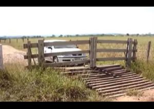 Mira esta original forma de abrir puertas sin bajarte del auto (VIDEO)