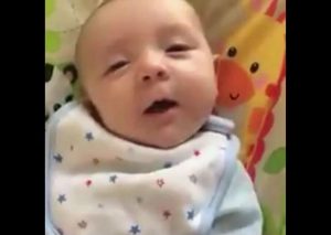 ¡Muy tierno! Bebé dice su primera palabra luego de 7 semanas de nacido (VIDEO)