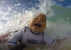 Mira al pequeño surfer de nueve meses dominar las olas (VIDEO)