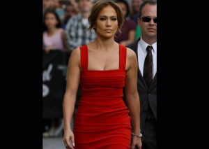 Jennifer Lopez presume sus curvas en sesión de fotos (VIDEO)