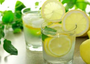 Conoce 7 beneficios de beber  agua caliente con limón
